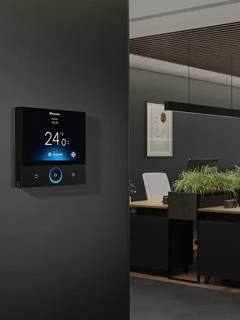 Daikin klima kontrol paneli bulunan modern ofis