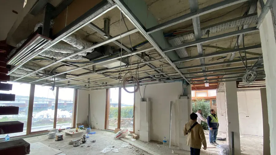 Beniva Mühendislik ekibinin ticari bir projede kanal tipi klima ve havalandırma tesisatı montajı
